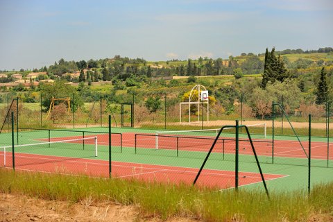 Sportsfasiliteter Eiendommen har to tennisbaner
